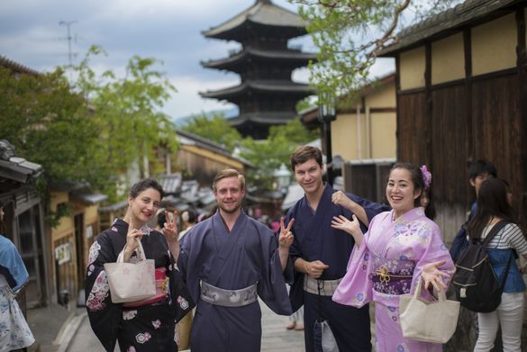 Yasaka Pagoda with Kyoyo Visitors Hosts Yasaka Pagoda with Kyoyo Visitors Hosts