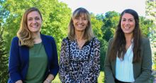 Generationswechsel bei Karibu Safaris: Helmke Sears (Mitte) übergibt die Geschäftsleitung an Jessica Sears (links) und Stephanie Benda (rechts)