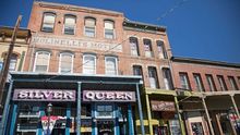 Die Fassade des Silver Queen Hotels in Virginia City sieht harmlos aus, doch im Innern sieht es anders aus…