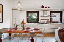 Scarlet, dining area