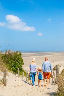 Merlimont - families going to the beach