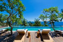 Malimbu Cliff Villa - Sun loungers by the pool