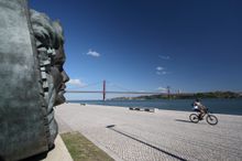 Cycling along the Tagus in Lisbon