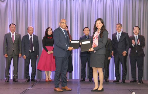 Mohit Chandiramani, Director, Global Air Accounts, Expedia and Pham Thi Nguyet, Director of Marketing and Sales, Vietnam Airlines exchanged the MOU
