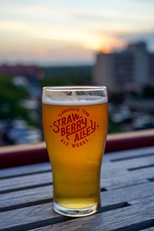 Strawberry Alley Ale Works serves seasonal in-house brews.