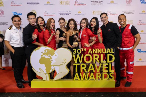 Photo Caption: (centre) Suhaila Hassan, AirAsia Group Head of Cabin Crew & Intan Shahira, Chief People Officer of AirAsia (Airlines) along with AirAsia Allstars at the award ceremony in Ho Chi Minh City, Vietnam