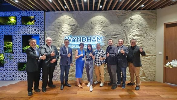 L to R: Mr. Pamudji Slamet (Wyndham Hotels & Resorts), Mr. Patrick Sibourg (Indonesia Hospitality Group), (Mr. Carl Wee (Wyndham Hotels & Resorts), Ms. Apple Lee (Wyndham Hotels & Resorts), Ms. Nathania Putri Budidjaja (Indonesia Hospitality Group), Mr. A