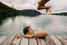 Lebensgefühl en Autriche - couple au bord d'un lac