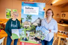 Silke Fennemann (Geschäftsführerin der Oldenburg Tourismus und Marketing GmbH) und Tina Tönjes (Leiterin Touristikgemeinschaft Wesermarsch) stellen am 4. April 2024 im Diershof in Oldenburg (Fotopunkt der Tour) die neue Fotoerlebnistour 