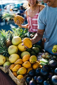  People buying fresh produce at a Hawai‘i farmers market.