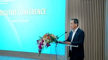 CEO of Vietnam Airlines, Lê Hồng Hà, speaks at the ceremony