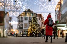 Weihnachtlich geschmückte Fußgängerzone in Oldenburg