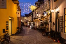 Weihnachtlich geschmückte Bergstraße im Nikolaiviertel in Oldenburgs Innenstadt.