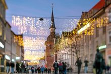 Weihnachtlich geschmückte Fußgängerzone mit Blick in Richtung Lappan (Wahrzeichen).