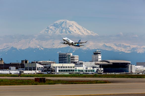 SEA mit Mount Rainier im Hintergrund SEA mit Mount Rainier im Hintergrund