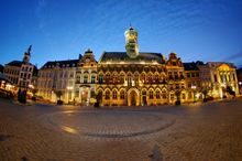 Grand-Place von Mons mit Blick auf das Rathaus