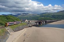 Die Cambrian Railway an der Barmouth Bridge, Nordwales