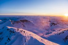 Ski sous le soleil de minuit.