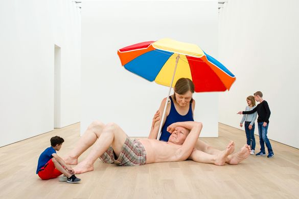 Ron Mueck 'Couple under an umbrella' 2013, mixed media, 275 x 455 x 330 cm, Museum Voorlinden collection Ron Mueck 'Couple under an umbrella' 2013, mixed media, 275 x 455 x 330 cm, Museum Voorlinden collection