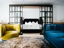 Arthotel Blaue Gans Salzburg: Double bed with white bedding and decorative pillows.