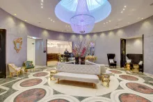 Hotel Sans Souci Vienna: Elegant beige sofa with soft cushions.