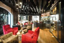 Hotel Der Löwe: Red armchairs in a stylish, modern setting.