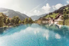Hotel Nesslerhof: The outdoor infinity pool. 