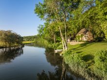 Undercastle Cottage on the banks of the Hampshire Avon River