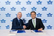 At the 81st International Air Transport Association (IATA) Annual General Meeting and World Air Transport Summit (WATS), EVA Air President Clay Sun (right) and IATA Director General Willie Walsh (left) signed a cooperation agreement announcing EVA Air’s o