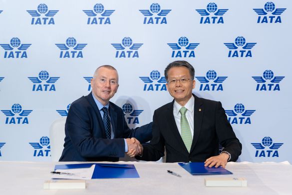 At the 81st International Air Transport Association (IATA) Annual General Meeting and World Air Transport Summit (WATS), EVA Air President Clay Sun (right) and IATA Director General Willie Walsh (left) signed a cooperation agreement announcing EVA Air’s o At the 81st International Air Transport Association (IATA) Annual General Meeting and World Air Transport Summit (WATS), EVA Air President Clay Sun (right) and IATA Director General Willie Walsh (left) signed a cooperation agreement announcing EVA Air’s o