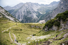 On stage 20 of the Eagle Walk, you pass by the impressively located Steinseehütte in the Lechtal Alps