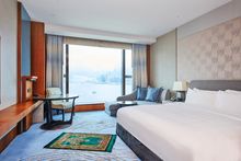 Over 60 percent of the hotel’s 546 guestrooms feature panoramic views of Victoria Harbour and the Hong Kong Island Skyline