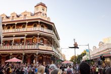 2025 Fremantle International Street Arts Festival, performance by Reuben DotDotDot.