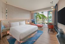 Premier Deluxe King - Pool view