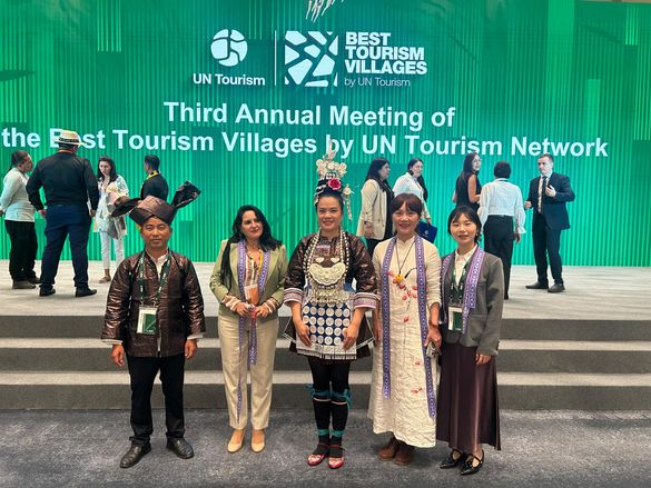 2ème en partant de la gauche : Madame Véronique LOURIA, Directrice des Relations Internationales du Ministère Israélien de Tourisme recevant le trophée en Chine 2ème en partant de la gauche : Madame Véronique LOURIA, Directrice des Relations Internationales du Ministère Israélien de Tourisme recevant le trophée en Chine