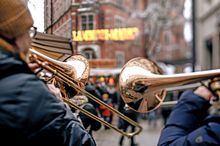 Posaunenchöre in der Oldenburger Innenstadt mit Lamberti-Markt im Hintergrund. Posaunenchöre in der Oldenburger Innenstadt mit Lamberti-Markt im Hintergrund.