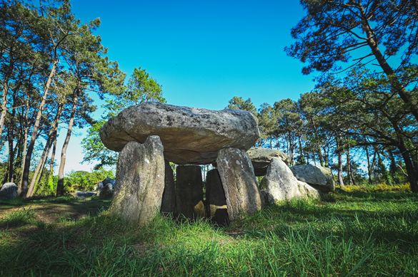 Zwischen Plouharnel und Auray im Süden der Bretagne liegen die drei Dolmen Mané Kerioned, übersetzt „Haus der Zwerge“. 
