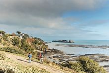 In Cancale hat man vom Küstenpfad zwischen den Landspitzen Pointe des Crolles und Pointe du Grouin den besten Blick auf die Gezeiten.