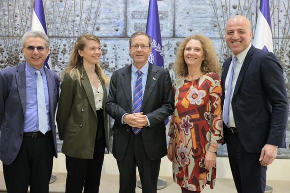 Les bureaux de représentation ont été reçus à la résidence du Président de l’Etat d’Israël.   De gauche à droite : Laurent Gahnassia, Responsable Communication & Relations Publiques de l’ONIT, Laureline Morel, directrice France & Belgique de l’ONIT, Isaac