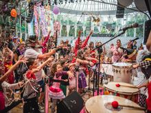 CarnaVale tem matinê para toda a família em um dos pontos turísticos mais icônicos de Curitiba: a Ópera de Arame.