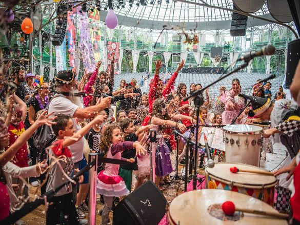 CarnaVale tem matinê para toda a família em um dos pontos turísticos mais icônicos de Curitiba: a Ópera de Arame.