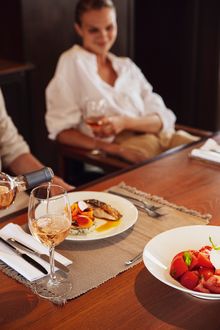 Maid Marian 2, Dining Experience