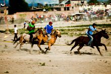 Carrera de caballos de los moruchucos, en domingo de resurección, en la Semana Santa de Ayacucho