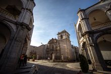Iglesia de la Compañía de Jesús vista desde  la Plaza de Armas de Arequipa