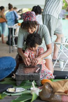 Grinding cocoa beans