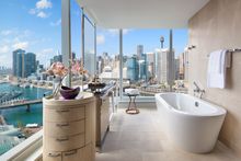 Luxury Corner Darling Harbour view _ Bathroom