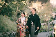 Newlyweds strolling through Chinzanso Garden