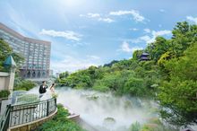 A couple celebrating their wedding with the Tokyo Sea of Clouds