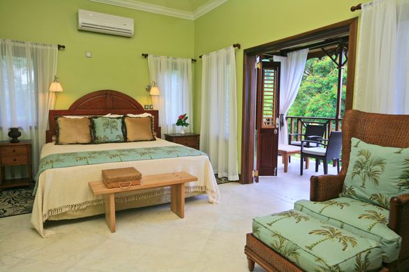 C'est la Vie Golden Apple room