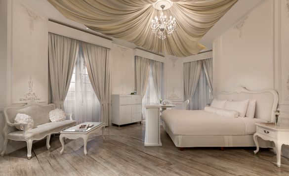 Hullett House’s romantic Silvermine Suite in the comfort of Vispring’s Regal Superb mattress
